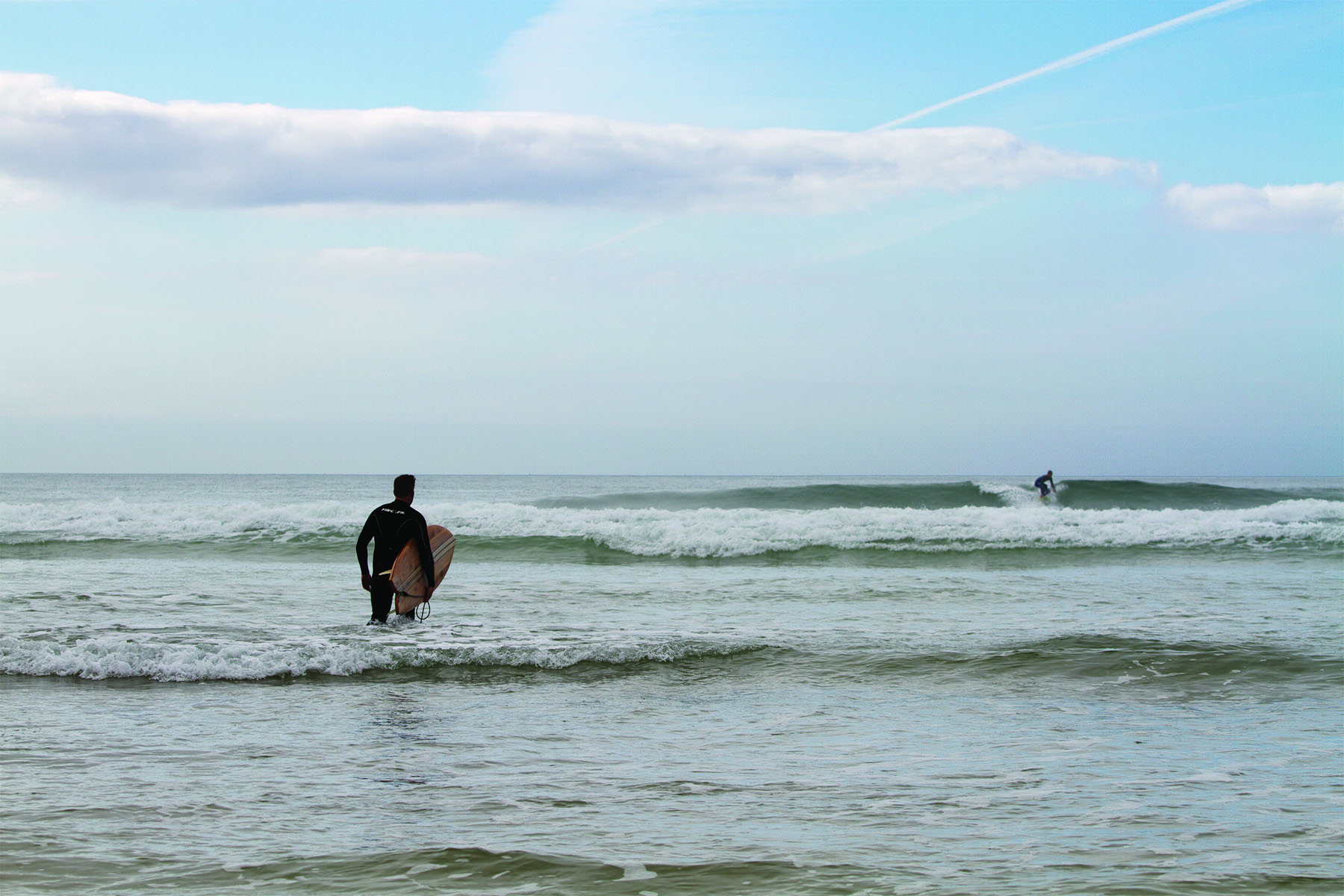 otter surfboards 2014 agm Annual Gathering of Makers pete walking out in the surf